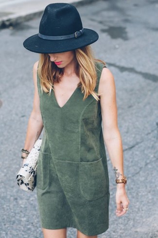 Comment porter une robe droite olive: Choisis une robe droite olive pour dégager classe et sophistication.