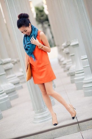 Comment porter une écharpe imprimée bleu marine et blanc: Choisis une robe droite orange et une écharpe imprimée bleu marine et blanc pour une impression décontractée. Une paire de escarpins en cuir beiges est une option génial pour complèter cette tenue.