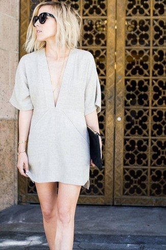 Comment porter une robe droite grise: Opte pour une robe droite grise pour se sentir en toute confiance et être à la mode.