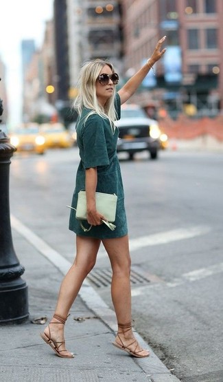 Comment porter une pochette en cuir verte: Essaie d'associer une robe droite vert foncé avec une pochette en cuir verte pour une impression décontractée. Une paire de sandales spartiates en cuir marron est une option astucieux pour complèter cette tenue.