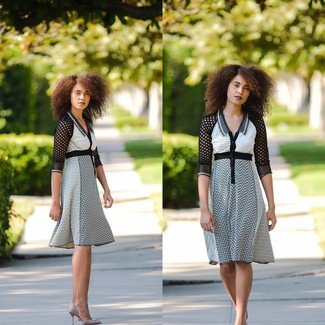 Comment porter des escarpins gris foncé pour un style elégantes à 30 ans: Opte pour une robe évasée à motif zigzag blanche et noire pour prendre un verre après le travail. Cette tenue est parfait avec une paire de escarpins gris foncé.