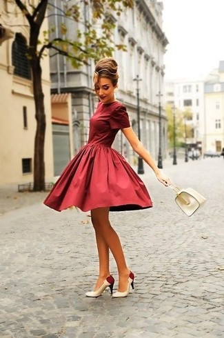 Comment porter une robe évasée bordeaux: Porte une robe évasée bordeaux pour un look classique et élégant. Une paire de escarpins en cuir blanc et rouge est une option astucieux pour complèter cette tenue.