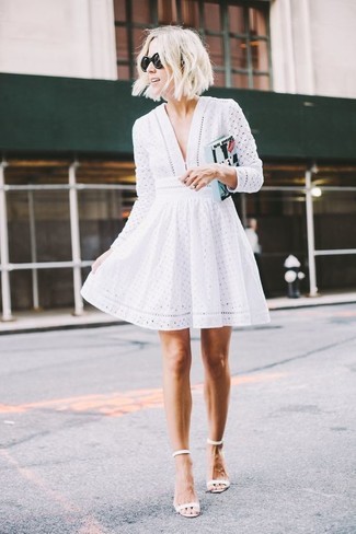 Comment porter une pochette turquoise: Associe une robe évasée en dentelle blanche avec une pochette turquoise pour un look idéal le week-end. Une paire de sandales à talons en cuir blanches est une option parfait pour complèter cette tenue.