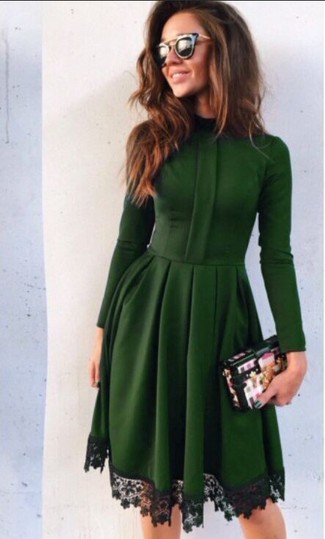 Comment porter une pochette en cuir géométrique multicolore: Harmonise une robe évasée en dentelle vert foncé avec une pochette en cuir géométrique multicolore pour une tenue idéale le week-end.