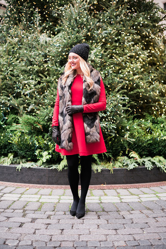Comment porter une écharpe marron foncé: Harmonise une robe évasée en laine rouge avec une écharpe marron foncé pour une impression décontractée. Assortis ce look avec une paire de escarpins en daim noirs.