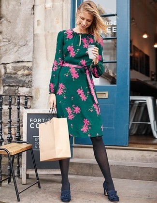 Comment porter une robe fourreau à fleurs verte: Porte une robe fourreau à fleurs verte pour une tenue idéale le week-end. Une paire de escarpins en daim bleu marine est une option avisé pour complèter cette tenue.