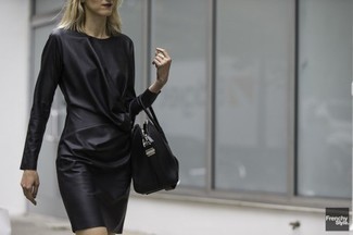 Comment porter un cartable en cuir noir et blanc: Opte pour une robe fourreau en cuir noire avec un cartable en cuir noir et blanc pour créer un look génial et idéal le week-end.