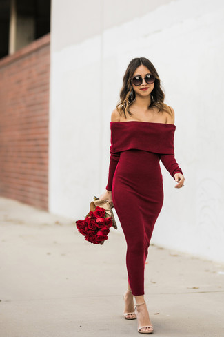 Comment porter une robe fourreau rouge pour un style elégantes: Pour créer une tenue idéale pour un déjeuner entre amis le week-end, pense à porter une robe fourreau rouge. Une paire de sandales à talons en cuir beiges est une option parfait pour complèter cette tenue.