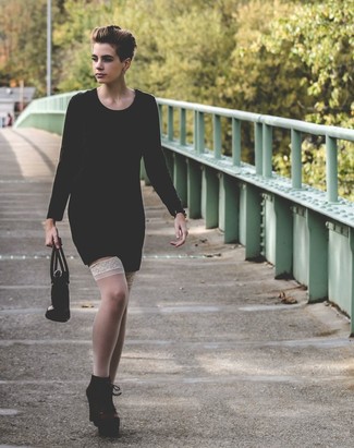 Comment porter des bottines en cuir marron foncé: Opte pour une robe fourreau noire pour aller au bureau. Cette tenue est parfait avec une paire de bottines en cuir marron foncé.