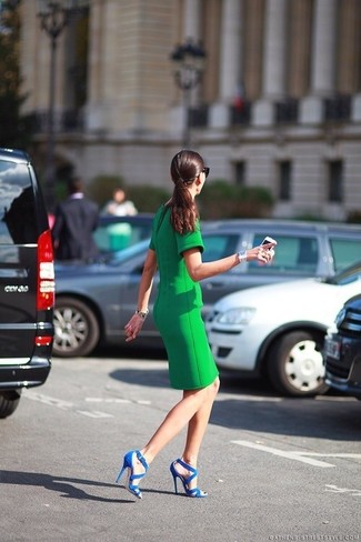 Comment porter une robe fourreau verte: Pense à opter pour une robe fourreau verte pour un ensemble de bureau stylé. Cette tenue est parfait avec une paire de sandales à talons en soie bleues.