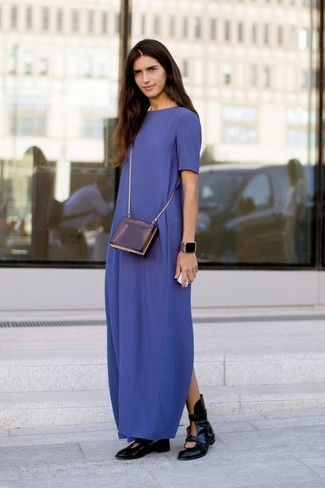 Comment porter un sac bandoulière en cuir pourpre: Harmonise une robe longue bleu marine avec un sac bandoulière en cuir pourpre pour une impression décontractée. Une paire de bottines en cuir découpées noires est une option astucieux pour complèter cette tenue.