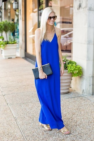 Comment porter une robe longue bleue: Pense à porter une robe longue bleue pour un look de tous les jours facile à porter. Pour les chaussures, fais un choix décontracté avec une paire de sandales plates en cuir dorées.