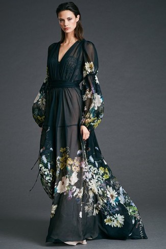 Comment porter une robe longue en chiffon à fleurs noire: Pense à opter pour une robe longue en chiffon à fleurs noire pour créer un look génial et idéal le week-end.