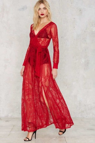 Comment porter une robe en dentelle rouge: Choisis une robe en dentelle rouge pour un look de tous les jours facile à porter. Termine ce look avec une paire de sandales à talons en daim noires.