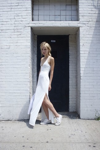 Comment porter une robe longue en été à 30 ans: Pense à porter une robe longue pour une impression décontractée. Une paire de baskets basses blanches est une option judicieux pour complèter cette tenue. Cette tenue est juste super et idéale pour pour les journées estivales.