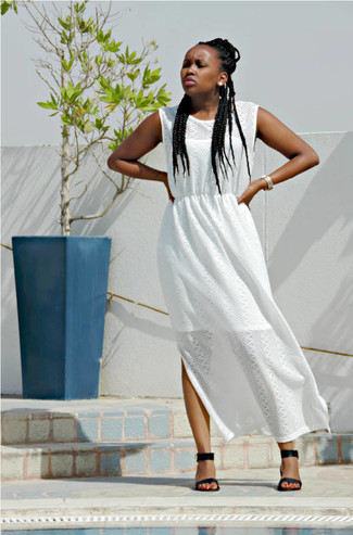 Comment porter une robe blanche pour un style chic decontractés en été: Choisis une robe blanche pour un look idéal le week-end. Complète ce look avec une paire de sandales à talons en cuir noires. Ce look est un superbe exemple du look plutôt estival.