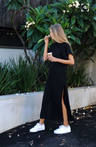 Comment porter une robe longue fendue noire: Pense à porter une robe longue fendue noire pour une impression décontractée. Une paire de baskets basses en cuir blanches est une option génial pour complèter cette tenue.