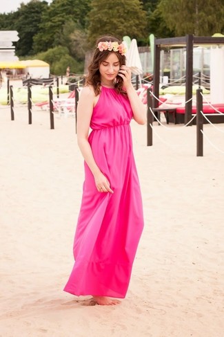 Comment porter un bandeau à fleurs rose: Essaie d'associer une robe longue fuchsia avec un bandeau à fleurs rose pour une tenue relax mais stylée.