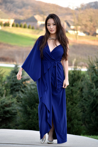 Comment porter un collier argenté: Harmonise une robe longue géométrique bleu marine avec un collier argenté pour créer un look génial et idéal le week-end. Une paire de escarpins en cuir argentés est une option avisé pour complèter cette tenue.