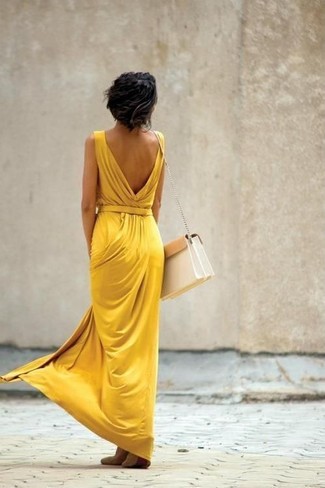 Porte une robe longue moutarde et tu auras l'air d'une vraie poupée. Cette tenue est parfait avec une paire de des ballerines en daim beiges.