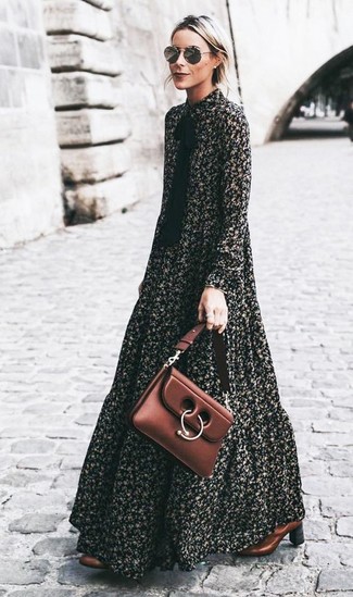 Comment porter des bottines en cuir marron foncé: Porte une robe longue à fleurs noire pour un look confortable et décontracté. Une paire de bottines en cuir marron foncé est une option avisé pour complèter cette tenue.