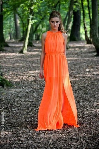Comment porter une robe longue orange: Pense à porter une robe longue orange pour une tenue raffinée mais idéale le week-end.