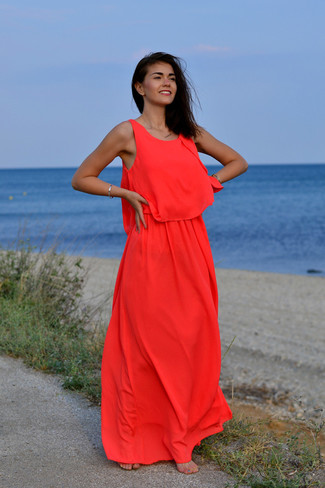 Comment porter une robe longue orange: Pense à porter une robe longue orange pour un look de tous les jours facile à porter.
