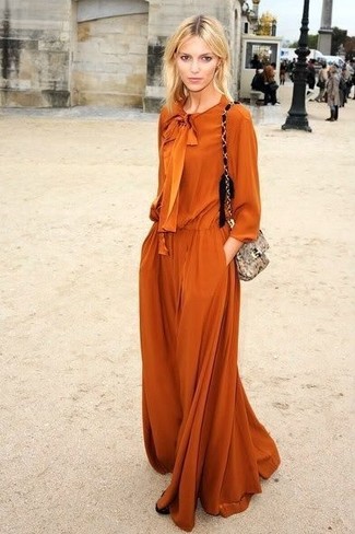 Comment porter une robe longue orange: Porte une robe longue orange pour une tenue raffinée mais idéale le week-end.