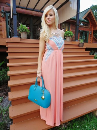 Comment porter un sac fourre-tout en cuir bleu clair: Essaie de marier une robe longue rose avec un sac fourre-tout en cuir bleu clair pour un look idéal le week-end.