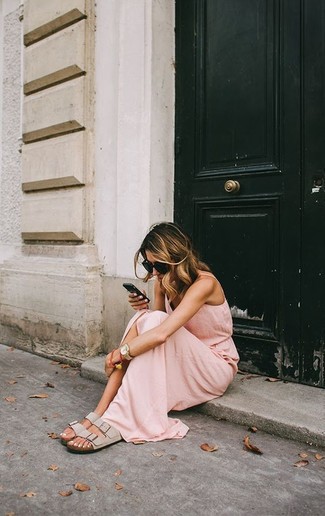 Comment porter des sandales plates en cuir beiges: Choisis une robe longue rose pour une tenue raffinée mais idéale le week-end. Tu veux y aller doucement avec les chaussures? Opte pour une paire de sandales plates en cuir beiges pour la journée.