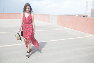 Comment porter une robe longue à fleurs rouge: Porte une robe longue à fleurs rouge pour un look idéal le week-end. Termine ce look avec une paire de sandales compensées en cuir noires pour afficher ton expertise vestimentaire.
