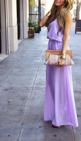 Comment porter un sac pourpre foncé: Une robe longue violet clair et un sac pourpre foncé communiqueront une impression de facilité et d'insouciance. Complète ce look avec une paire de sandales à talons en daim beiges.