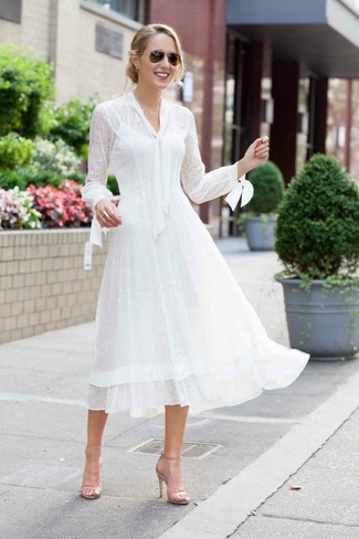 Comment porter une robe midi en dentelle blanche: Porte une robe midi en dentelle blanche pour une tenue confortable aussi composée avec goût. Cette tenue est parfait avec une paire de sandales à talons en cuir beiges.