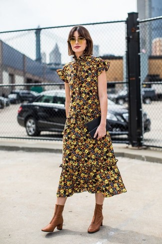Comment porter des bottines en cuir marron: Opte pour une robe midi à fleurs jaune pour créer un style chic et glamour. Cet ensemble est parfait avec une paire de bottines en cuir marron.