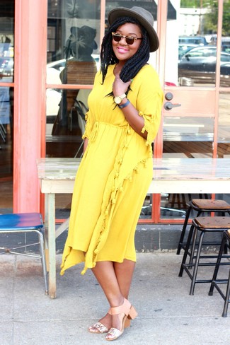 Comment porter une robe midi jaune: Porte une robe midi jaune pour une tenue confortable aussi composée avec goût. Cette tenue est parfait avec une paire de sandales à talons en cuir beiges.