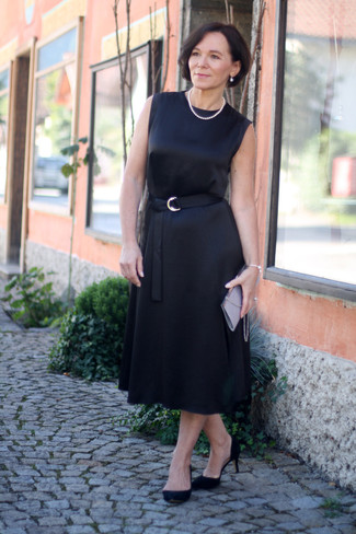 Comment porter un sac argenté: Harmonise une robe midi en satin noire avec un sac argenté pour une tenue idéale le week-end. Cette tenue est parfait avec une paire de escarpins en daim noirs.
