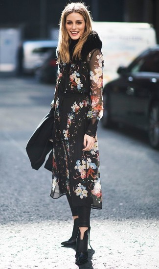 Comment porter une écharpe au printemps: Porte une robe midi en chiffon à fleurs noire et une écharpe pour un look confortable et décontracté. Une paire de bottines en cuir noires est une option parfait pour complèter cette tenue. Cette tenue fait totalement printanière.
