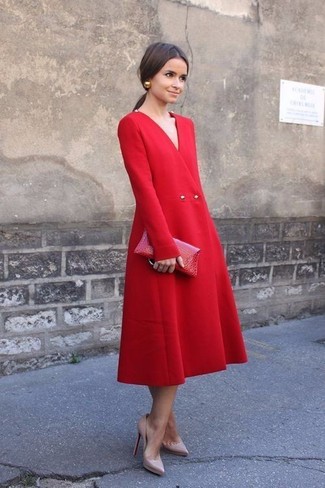 Comment porter une robe midi rouge: Opte pour une robe midi rouge pour un look de tous les jours facile à porter. Une paire de escarpins en cuir beiges s'intégrera de manière fluide à une grande variété de tenues.