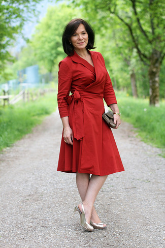 Comment porter une pochette en cuir marron: Harmonise une robe midi rouge avec une pochette en cuir marron pour une tenue relax mais stylée. Cette tenue est parfait avec une paire de sandales à talons en cuir dorées.