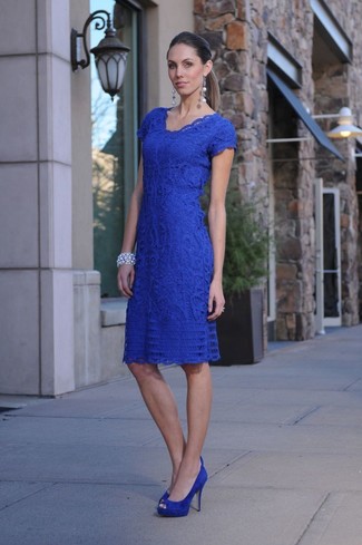 Comment porter des escarpins en daim bleus: Pense à porter une robe moulante en dentelle bleue pour un look de tous les jours facile à porter. Cet ensemble est parfait avec une paire de escarpins en daim bleus.