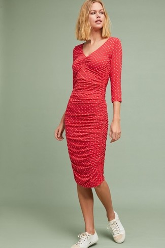 Comment porter une robe moulante rouge: Choisis une robe moulante rouge pour créer un style chic et glamour. Si tu veux éviter un look trop formel, complète cet ensemble avec une paire de baskets basses en toile blanches.