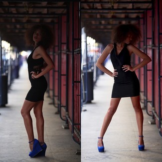 Comment porter des chaussures en daim bleues pour un style chic decontractés à 20 ans: Opte pour une robe moulante noire et tu auras l'air d'une vraie poupée. Complète ce look avec une paire de escarpins compensés en daim bleus.