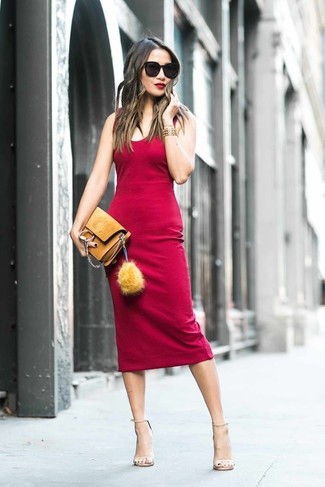 Comment porter une robe moulante rouge: Pense à porter une robe moulante rouge pour achever un style chic et glamour. Cette tenue est parfait avec une paire de sandales à talons en cuir beiges.