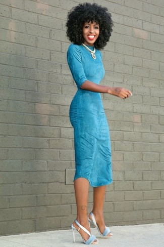 Comment porter une robe moulante bleu clair: Pense à porter une robe moulante bleu clair pour un look de tous les jours facile à porter. Une paire de sandales à talons en satin bleu clair est une option parfait pour complèter cette tenue.