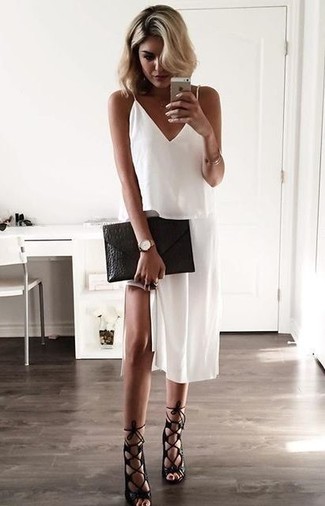 Comment porter une robe nuisette blanche: Pour une tenue de tous les jours pleine de caractère et de personnalité choisis une robe nuisette blanche. Jouez la carte décontractée pour les chaussures et opte pour une paire de sandales spartiates en cuir noires.