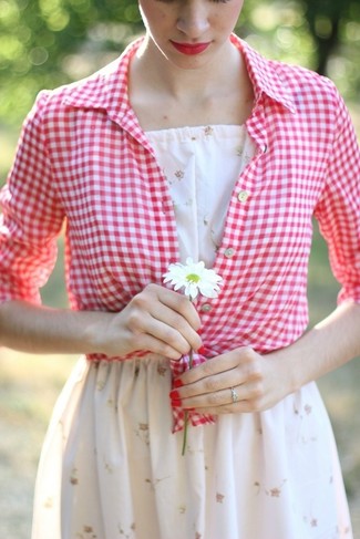 Comment porter une chemise de ville en vichy rouge et blanc: Harmonise une chemise de ville en vichy rouge et blanc avec une robe patineuse à fleurs blanche pour un look de tous les jours facile à porter.