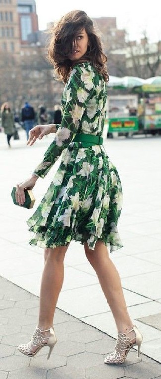 Comment porter une pochette vert menthe: Pense à marier une robe patineuse à fleurs verte avec une pochette vert menthe pour un look idéal le week-end. Une paire de escarpins en cuir découpés dorés est une option avisé pour complèter cette tenue.