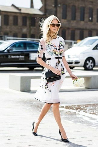 Comment porter une robe patineuse à fleurs blanche: Porte une robe patineuse à fleurs blanche pour une tenue confortable aussi composée avec goût. Complète ce look avec une paire de escarpins en cuir noirs.
