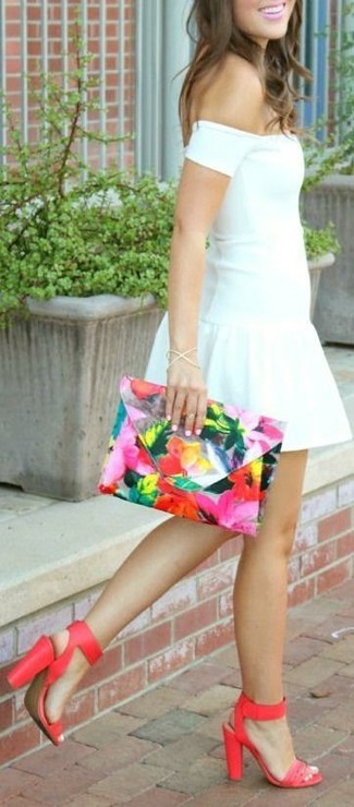 Comment porter un sac multicolore: Choisis une robe patineuse blanche et un sac multicolore pour une tenue idéale le week-end. Une paire de sandales à talons en cuir rouges est une option avisé pour complèter cette tenue.
