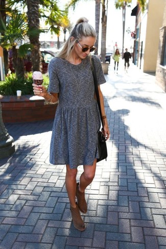 Comment porter des bottines en cuir tabac: Choisis une robe patineuse grise pour un look de tous les jours facile à porter. Cette tenue est parfait avec une paire de bottines en cuir tabac.
